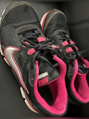 Nike Black and Hot Pink Women’s Size 10Athletic Tie UpSneakers with Silver Swoos